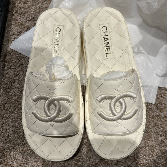 CHANEL Lambskin Quilted CC Mules Sandals - eu38/us8 - Picture 6 of 7